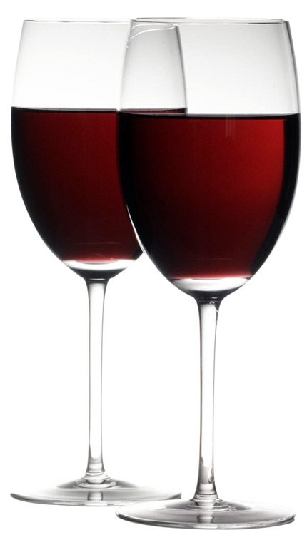 Dos copas de vino tinto.