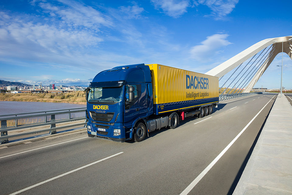 Un camión de Dachser en la carretera.