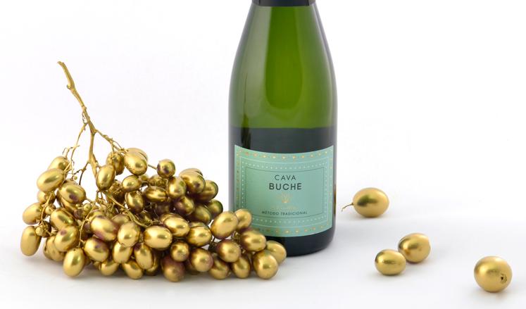 Uvas doradas yuna botella de  Cava Buche.