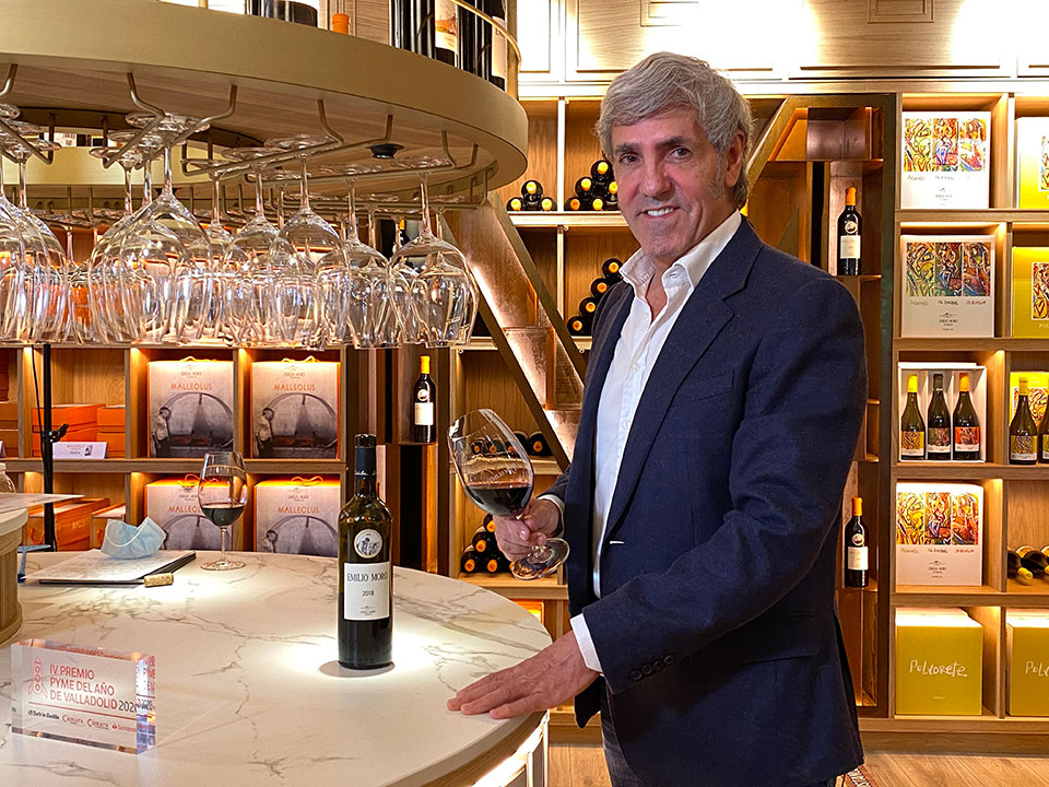 José Moro con el premio Pyme del Año en la zona de degustación de vino.