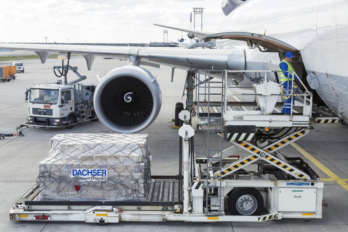 Cargando un avión de Dachser.