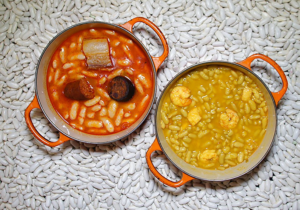 Dos cazuelas con fabada.