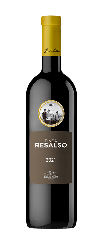 Una botella de vino Finca Resalso 2021.