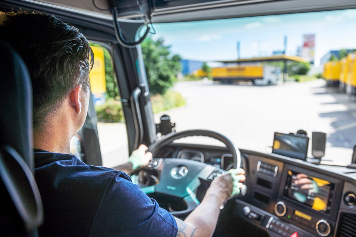 Conductor de Dachser al volante.