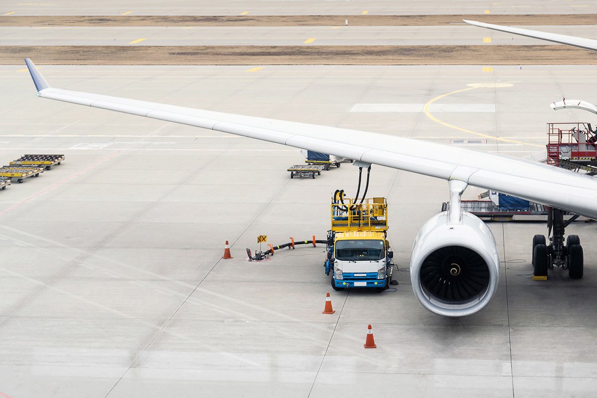 Avión de carga repostando combustible.