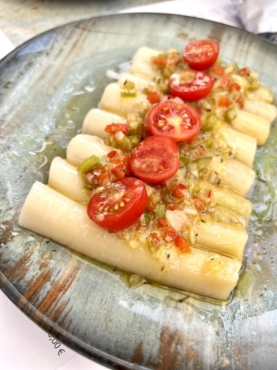 A serving of leeks in vinaigrette from the restaurant A de Arco in Mérida.