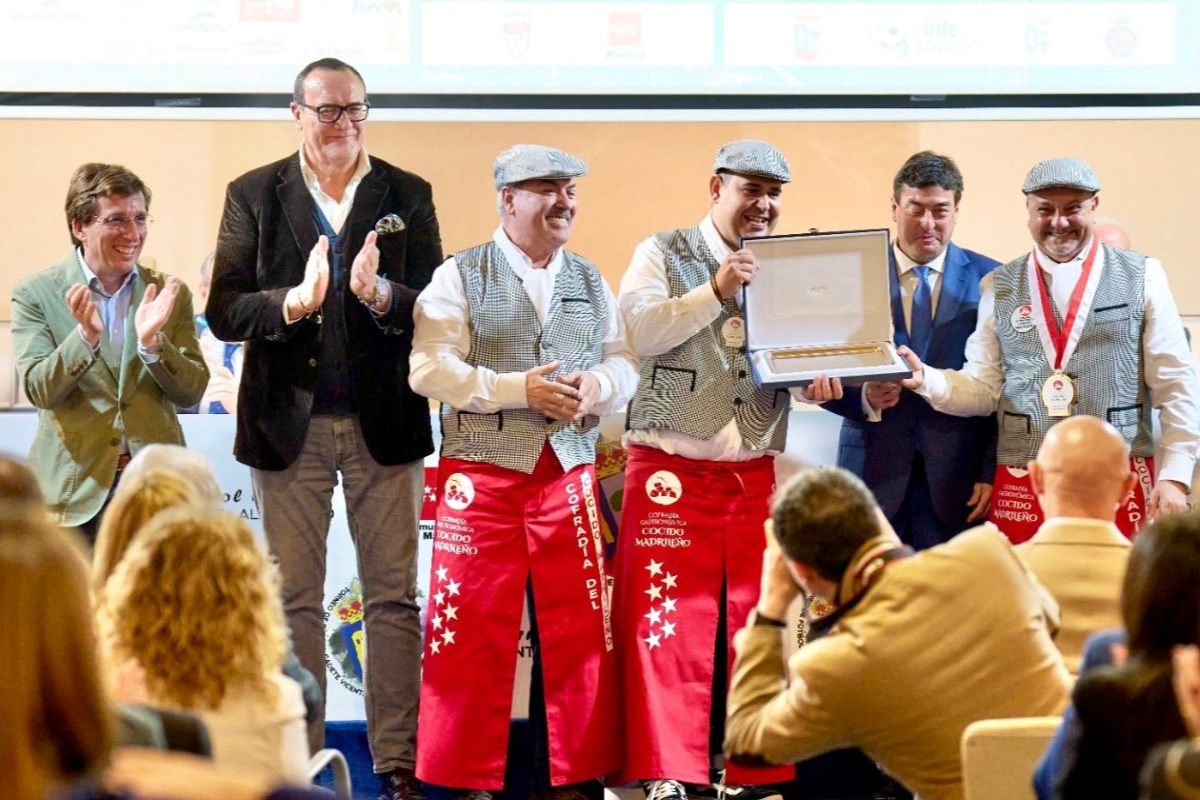 The Cofradía del Cocido Madrileño receiving the plaque from the city council.