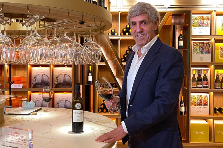 José Moro con el premio Pyme del Año en la zona de degustación de vino.