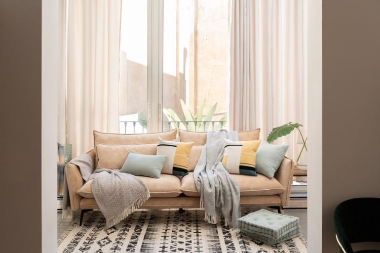 Sofa and cushions from La Mallorquina.