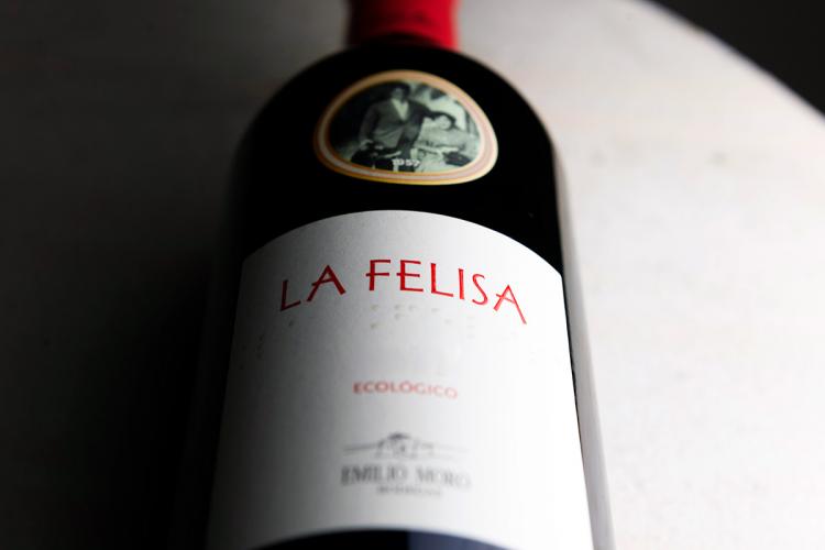 Una botella de vino La Felisa, vista acostada.