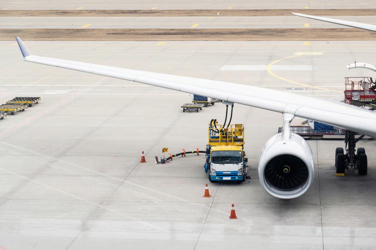 Avión de carga repostando combustible.