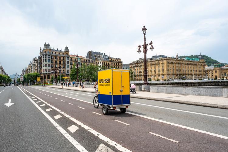 Un triciclo de Dachser en San Sebastián.