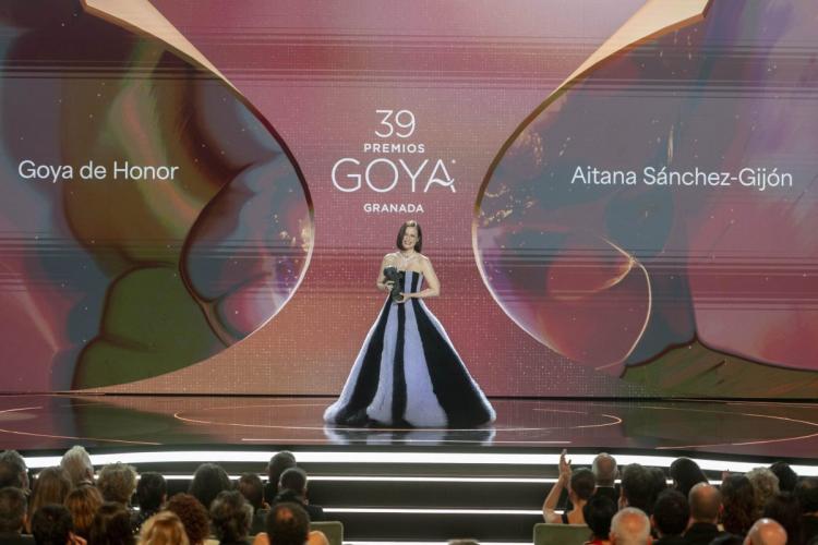 Aitana Sánchez-Gijón recibiendo su Goya de Honor.