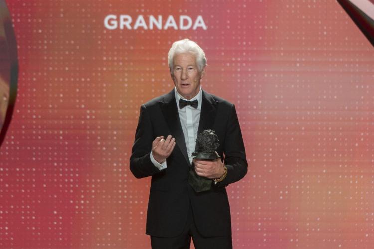 Richard Gere recibiendo su Goya Internacional.