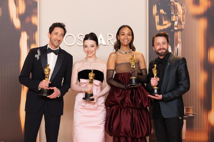 Ganadores de premios con sus Oscars, crédito a Etienne Laurent.