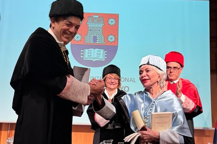 Isabel Allende recibe el título de doctora Honoris Causa por la universidad Menéndez Pelayo.