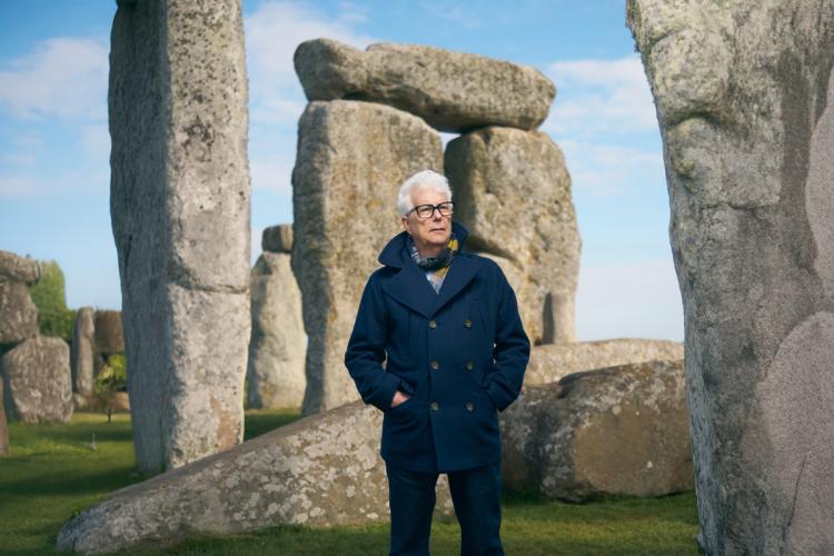 Ken Follet en Stonehenge, el lugar donde transcurre su novela titulada El Círculo de los Días (editada con IA)