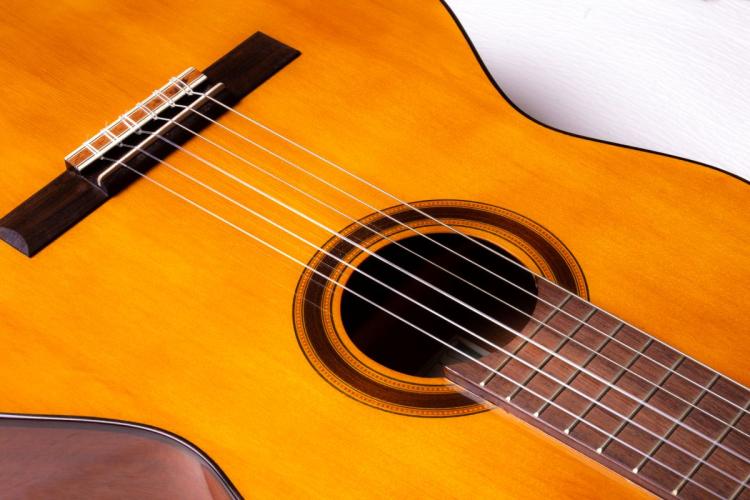 Detalle de una guitarra española, el tipo de guitarra que se usa para flamenco.