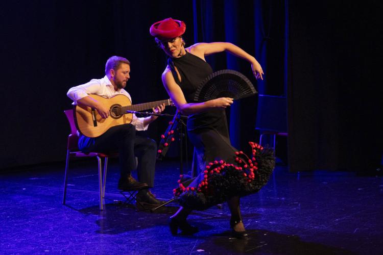 Patricia Guerrero, bailando, y Alejandro Hurtado, a la guitarra, en el escenario. Fotografía de Anna Palma. 