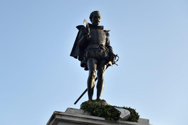 Estatua de Miguel de Cervantes , escritor español y figura histórica, en Alacalá de Henares, Madrid.
