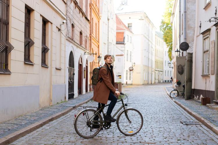 Un hombre joven explorando la ciudad en bicicleta.