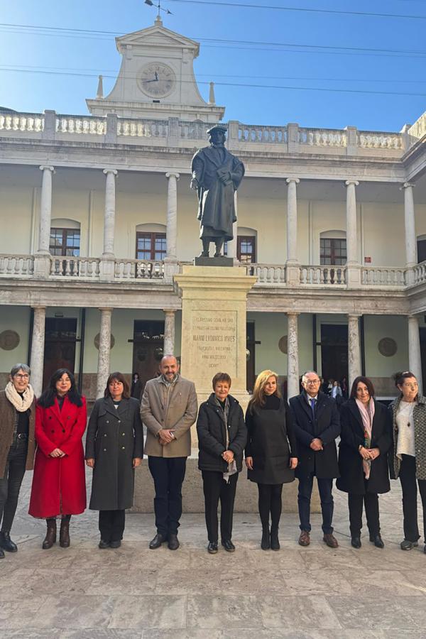 Foto conmemorativa tomada después de la ceremonia de entrega de la ayuda de FIL Guadalajara a Valencia.