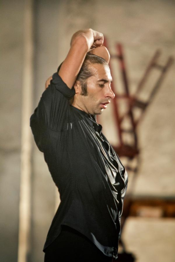 Israel Galván, bailaor, en plena actuación, por Luis Castilla Fotografía.