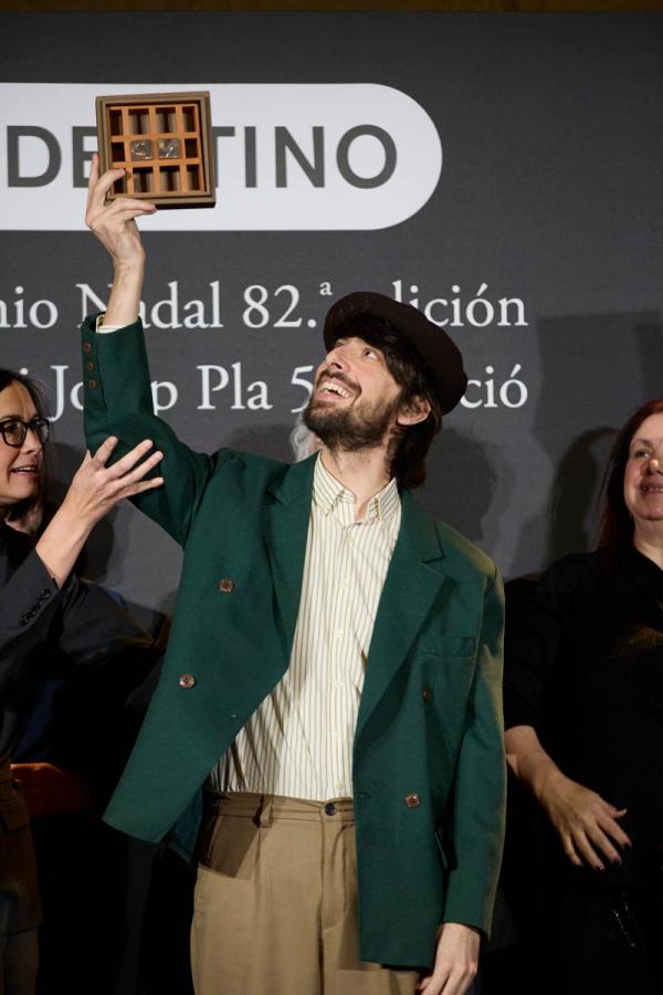 David Uclés receiving the Nadal Prize 2026.
