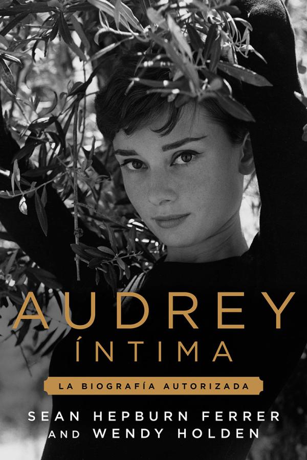 Cover of the book titled Audrey íntima, her authorized biography.