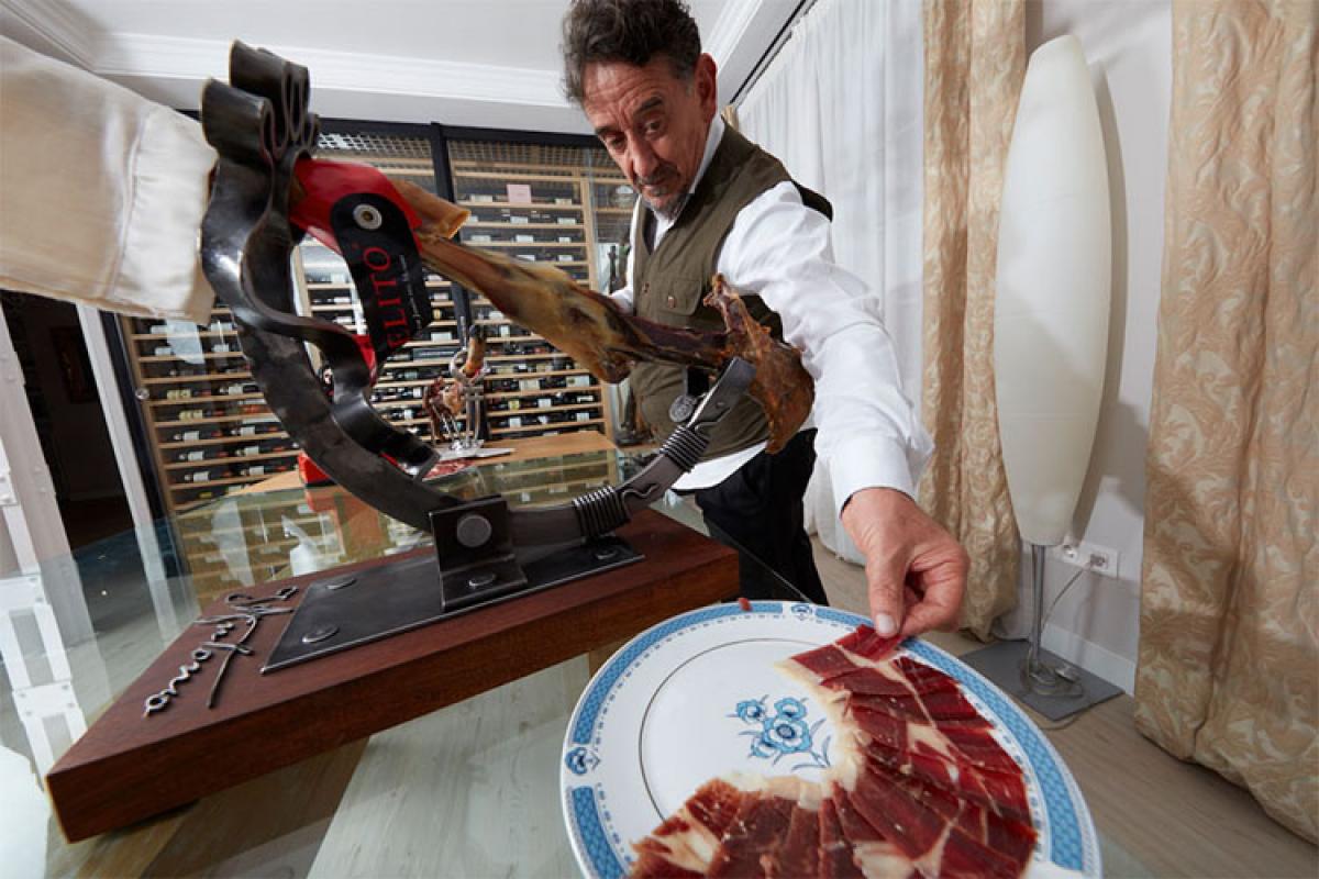 Florencio Sanchidrián cortando jamón serrano.