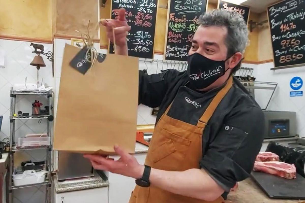 Pepe Chuletón presents a gift bag for Father's Day.