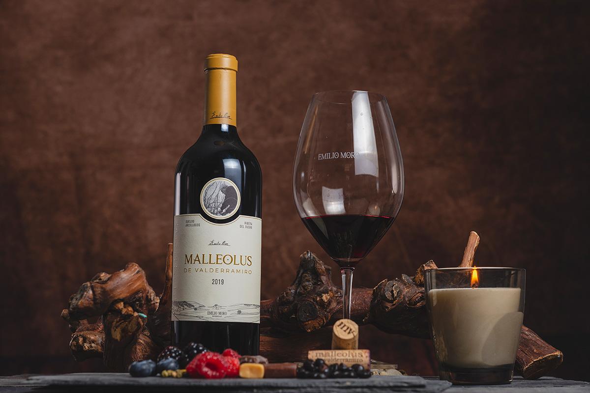 Una botella de Malleolus de Valderramiro 2019 y una copa de ese vino.