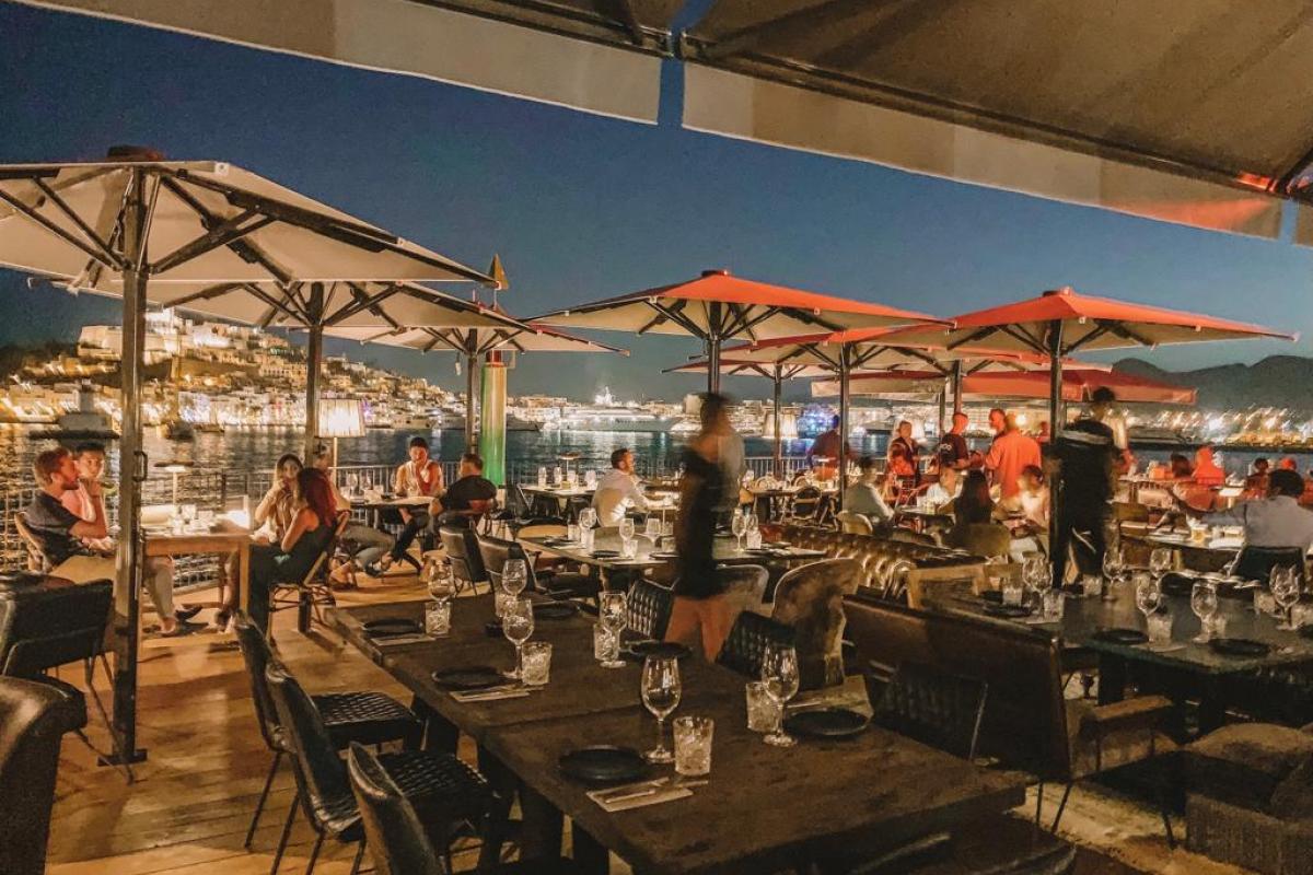 La terraza del restaurante ROTO en Ibiza.